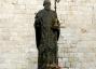 Бари. Статуя свт. Николая рядом с базиликой.